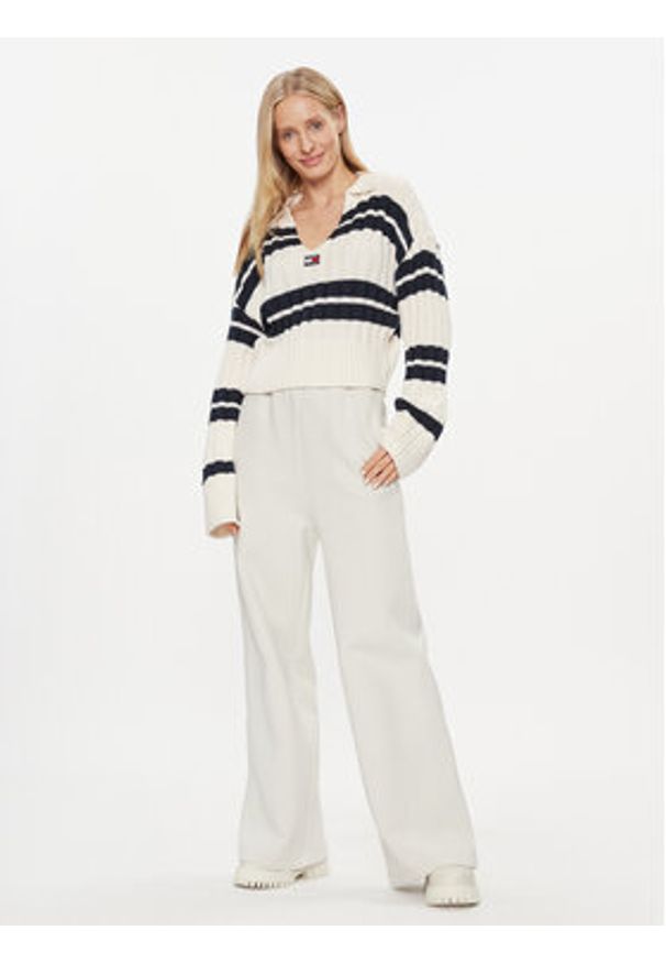 Tommy Jeans Sweter DW0DW17321 Écru Boxy Fit. Materiał: syntetyk