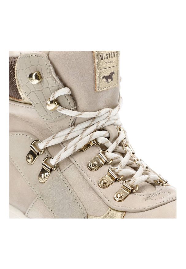 Beżowe Botki Mustang Damskie Ocieplane Obuwie. Kolor: beżowy. Materiał: syntetyk, skóra ekologiczna, futro. Szerokość cholewki: normalna. Sezon: zima. Obcas: na platformie. Styl: wakacyjny