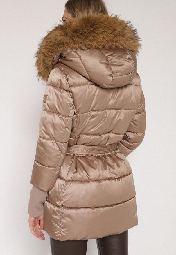 Born2be - Ciemnobeżowa Kurtka z Pikowanymi Przeszyciami Paskiem i Kapturem z Futrem Lidanessa. Okazja: na co dzień. Kolor: beżowy. Materiał: futro. Styl: casual