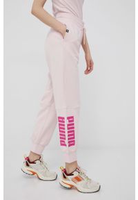 Puma spodnie bawełniane damskie kolor różowy z nadrukiem. Kolor: różowy. Materiał: bawełna. Wzór: nadruk