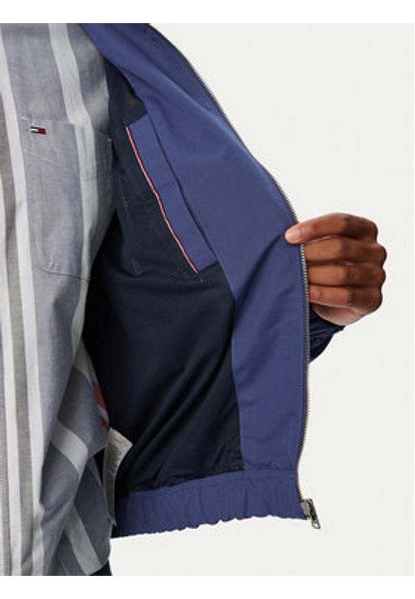 Tommy Jeans Kurtka przejściowa Essential DM0DM22720 Niebieski Regular Fit. Kolor: niebieski. Materiał: syntetyk