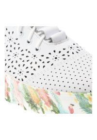 Półbuty damskie Artiker, cholewka ze skóry naturalnej perforowana konstrukcja z klasycznym sznurowaniem podwyższona podeszwa o dekoracyjnej strukturz. Okazja: na co dzień. Zapięcie: sznurówki. Kolor: biały. Materiał: skóra. Szerokość cholewki: normalna. Wzór: ażurowy, kwiaty. Sezon: lato. Sport: turystyka piesza #3