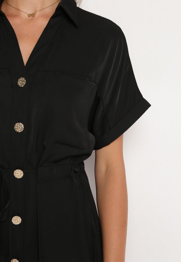 Born2be - Czarna Koszulowa Sukienka z Krótkim Rękawem Zapinana na Guziki z Materiałowym Paskiem Piantia. Okazja: na co dzień, na imprezę. Kolor: czarny. Materiał: materiał. Długość rękawa: krótki rękaw. Sezon: wiosna, lato. Typ sukienki: koszulowe. Styl: casual, elegancki