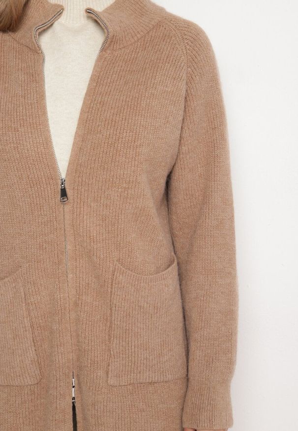 Born2be - Ciemnobeżowy Kardigan z Wełną o Prostym Długim Kroju ze Stójką Zapinany na Suwak Boniala. Okazja: na co dzień. Typ kołnierza: kołnierzyk stójkowy. Kolor: beżowy. Materiał: wełna. Długość rękawa: długi rękaw. Długość: długie. Wzór: aplikacja. Styl: klasyczny, casual, elegancki