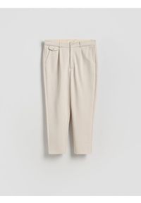 Reserved - Spodnie chino regular fit - beżowy. Kolor: beżowy. Materiał: bawełna, dzianina