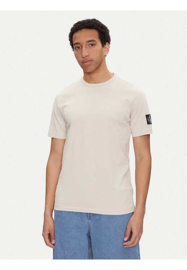 Calvin Klein Jeans T-Shirt J30J323484 Beżowy Regular Fit. Kolor: beżowy. Materiał: bawełna