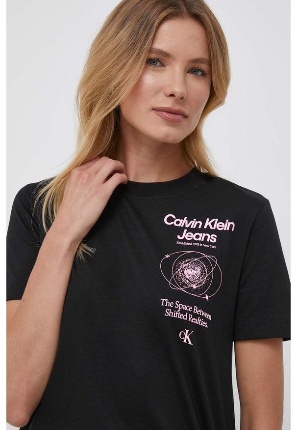 Calvin Klein Jeans t-shirt bawełniany kolor czarny. Kolor: czarny. Materiał: bawełna. Długość rękawa: krótki rękaw. Długość: krótkie. Wzór: nadruk. Styl: klasyczny