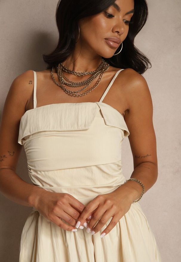 Renee - Beżowa Sukienka z Wiskozy z Bawełną Ozdobiona Zakładką Atellana. Kolor: beżowy. Materiał: bawełna, wiskoza. Długość rękawa: na ramiączkach. Wzór: aplikacja. Styl: klasyczny