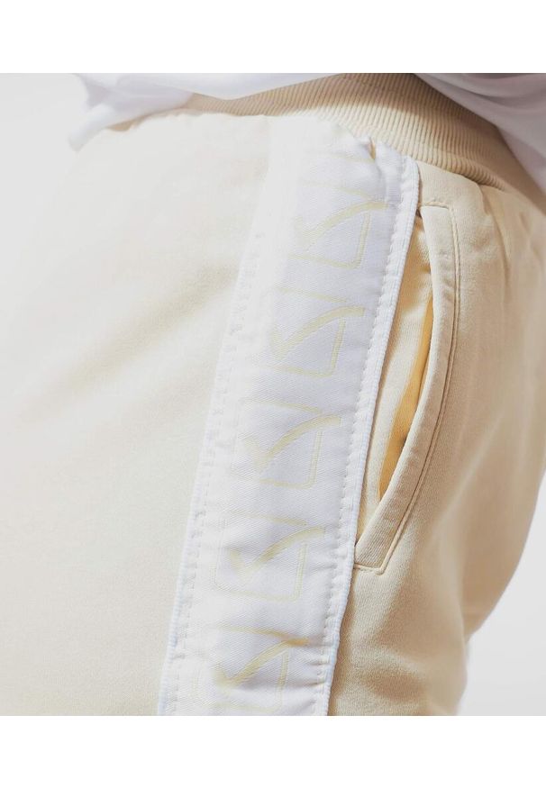 Szorty z paskiem Givova. Kolor: beżowy. Długość: krótkie. Wzór: paski. Sezon: lato