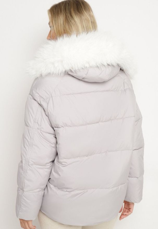 Born2be - Jasnoszara Kurtka Pikowana z Odpinanym Futerkiem Nomizia. Okazja: na co dzień, na spacer. Kolor: szary. Materiał: futro. Sezon: zima. Styl: casual, elegancki