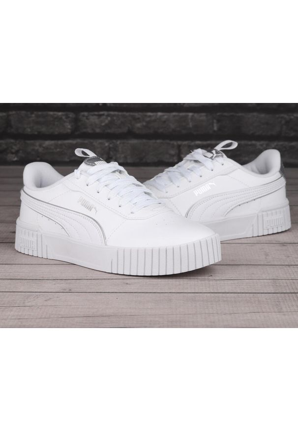 Buty do chodzenia damskie Puma 02 Carina 2.0 Pop Up. Zapięcie: sznurówki. Kolor: biały. Materiał: syntetyk, materiał. Szerokość cholewki: normalna. Sport: turystyka piesza