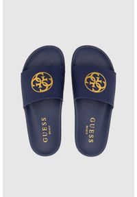 Guess - GUESS Granatowe klapki damskie ze złotym logo. Nosek buta: okrągły. Kolor: niebieski #3