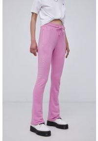 adidas Originals Spodnie HF6771 damskie kolor różowy z aplikacją. Stan: podwyższony. Kolor: różowy. Materiał: materiał, dzianina, włókno. Wzór: aplikacja #4