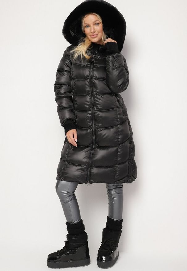 Born2be - Czarna Pikowana Kurtka Płaszcz za Kolano z Kapturem i Futerkiem Naelora. Typ kołnierza: kaptur. Kolor: czarny. Materiał: futro