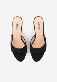 Born2be - Czarne Klapki na Kaczuszce z Otwartym Noskiem Xenlyn. Okazja: na co dzień. Nosek buta: otwarty. Kolor: czarny. Materiał: jeans. Obcas: na szpilce. Styl: casual, elegancki. Wysokość obcasa: średni #9