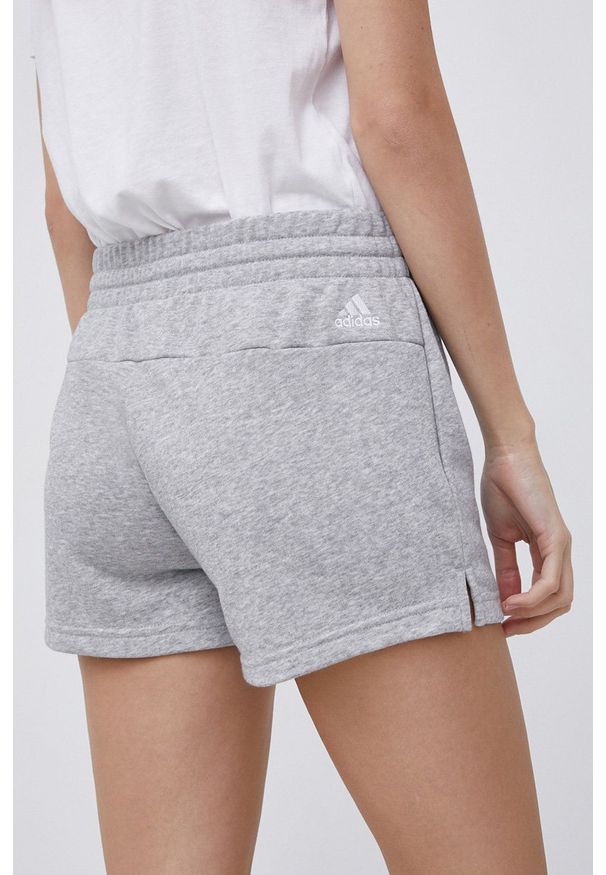 Adidas - adidas Szorty H07874 damskie kolor szary melanżowe high waist. Stan: podwyższony. Kolor: szary. Materiał: materiał, dzianina. Wzór: melanż