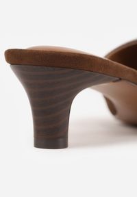 Renee - Ciemnobrązowe Klapki VICES na Obcasie Typu Kaczuszka z Imitacji Drewna Sacredgem. Okazja: do pracy. Kolor: brązowy. Materiał: jeans. Obcas: na obcasie. Wysokość obcasa: średni #2