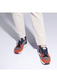Wittchen - Męskie sneakersy z odblaskową wstawką szaro-pomarańczowe. Okazja: na co dzień. Nosek buta: okrągły. Kolor: wielokolorowy, pomarańczowy, szary. Materiał: zamsz, skóra #9