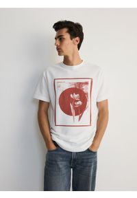 Reserved - T-shirt boxy z nadrukiem - złamana biel. Materiał: bawełna, dzianina. Wzór: nadruk