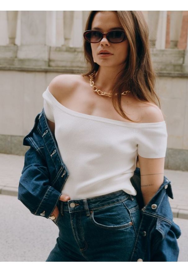 Reserved - Dzianinowa bluzka - kremowy. Kolor: kremowy. Materiał: dzianina