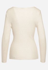 Born2be - Jasnobeżowy Sweter Prążkowany z Trójkątnym Dekoltem Vorila. Okazja: na co dzień. Kolor: beżowy. Materiał: prążkowany. Styl: casual, elegancki #3