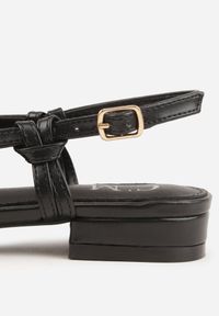 Born2be - Czarne Sandały na Płaskiej Podeszwie Ozdobione Wycięciami Auraly. Okazja: na co dzień. Zapięcie: sprzączka. Kolor: czarny. Materiał: jeans. Wzór: aplikacja. Obcas: na płaskiej podeszwie. Styl: casual, elegancki #5