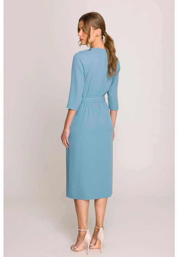 Stylove - Elegancka sukienka midi z dekoltem V i rozcięciem błękitna. Okazja: do pracy. Kolor: czarny, niebieski, różowy. Typ sukienki: ołówkowe. Styl: elegancki. Długość: midi