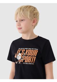 4f - 4F T-shirt regular z nadrukiem chłopięcy - czarny 122 (6-7 lat). Okazja: na co dzień. Kolor: czarny. Materiał: dzianina, bawełna, jersey. Długość rękawa: krótki rękaw. Długość: krótkie. Wzór: nadruk. Sezon: lato. Styl: klasyczny, sportowy, casual