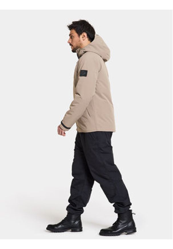 Didriksons Kurtka zimowa Zino Usx Jkt 504864 Beżowy Regular Fit. Kolor: beżowy. Materiał: syntetyk. Sezon: zima