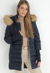 Born2be - Granatowa Kurtka Pikowana z Szerokim Ściągaczem przy Rękawach Rese. Okazja: na co dzień. Kolor: niebieski. Materiał: jeans, futro. Styl: casual, elegancki #1