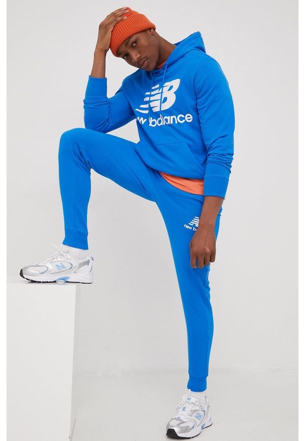 New Balance spodnie dresowe MP03558SBU męskie z nadrukiem. Kolor: niebieski. Materiał: dresówka. Wzór: nadruk