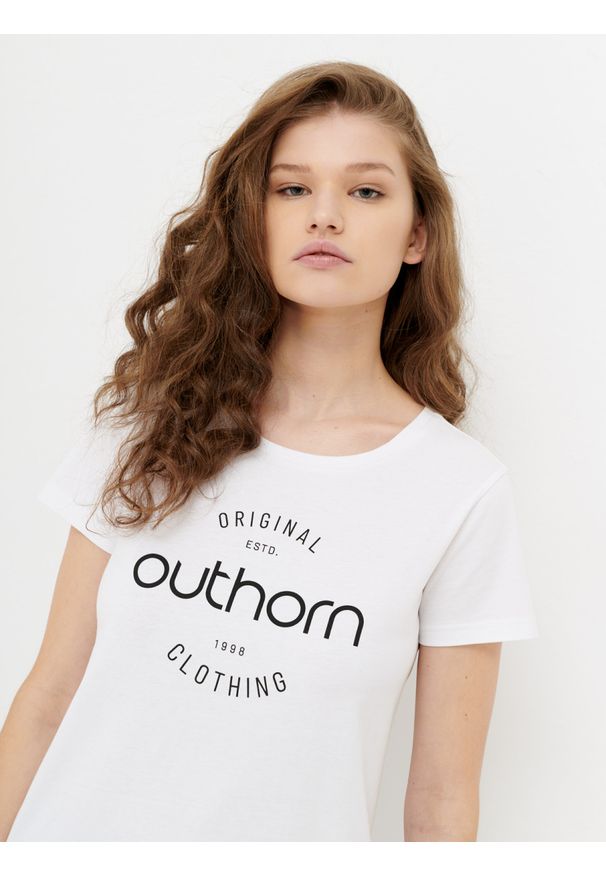 outhorn - T-shirt z nadrukiem damski - biały. Kolor: biały. Materiał: jersey, bawełna. Wzór: nadruk