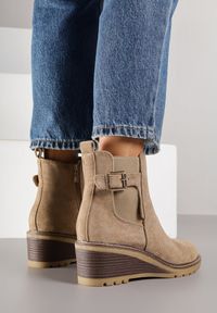 Born2be - Ciemnobeżowe Botki na Koturnie Ozdobione Paskiem z Klamrą Apanella. Okazja: na co dzień. Zapięcie: klamry. Kolor: beżowy. Materiał: jeans. Wzór: aplikacja. Obcas: na koturnie. Styl: casual, elegancki #3