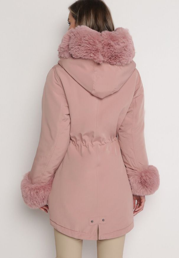 Born2be - Różowa Kurtka Parka z Futerkiem i Ściągaczem Hegade. Kolor: różowy. Materiał: futro. Wzór: aplikacja