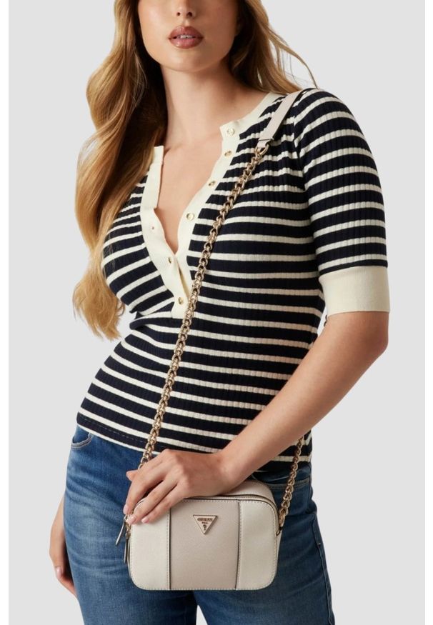 Guess - GUESS Biało-beżowa kopertówka damska Noelle II. Kolor: biały. Materiał: skórzane