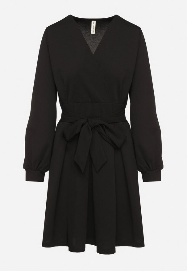 Born2be - Czarna Rozkloszowana Sukienka z Kopertowym Dekoltem i Wszytym Wiązanym Paskiem Temithie. Okazja: na co dzień. Typ kołnierza: dekolt kopertowy. Kolor: czarny. Materiał: jeans. Typ sukienki: kopertowe. Styl: casual, elegancki