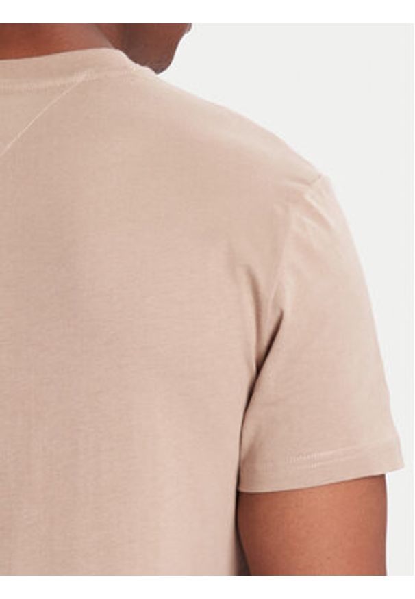 Tommy Jeans T-Shirt DM0DM21977 Beżowy Regular Fit. Kolor: beżowy. Materiał: bawełna