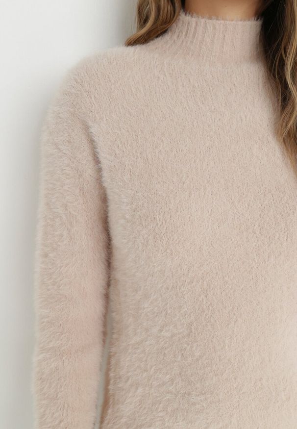 Born2be - Jasnobeżowy Sweter Wełniany Lellimphei. Kolor: beżowy. Materiał: wełna. Długość: długie. Wzór: jednolity. Sezon: zima, jesień