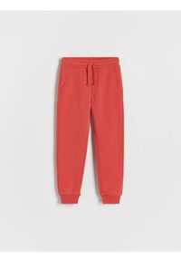 Reserved - Dresowe spodnie jogger - czerwony. Kolor: czerwony. Materiał: dresówka. Wzór: gładki #1
