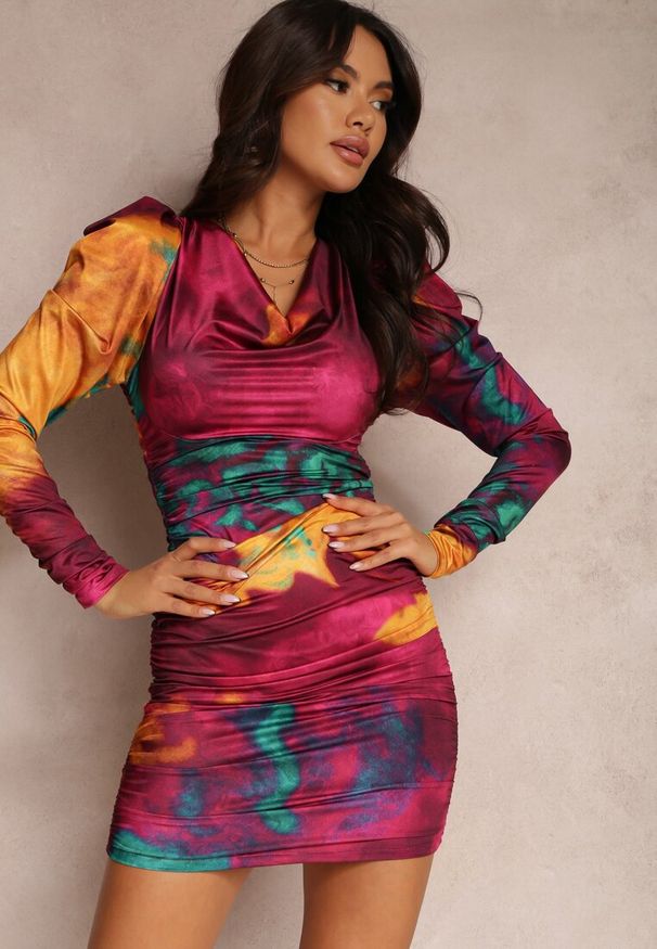Renee - Fuksjowa Sukienka Tie-Dye z Bufiastym Rękawem Arona. Okazja: na co dzień. Kolor: różowy. Typ sukienki: dopasowane. Styl: elegancki, casual