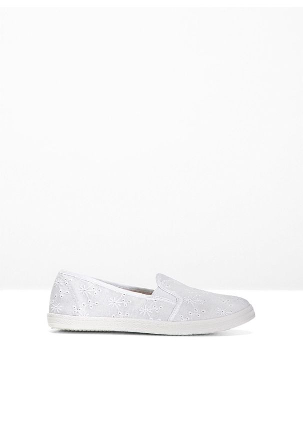bonprix - Buty wsuwane z ażurowanym haftem. Zapięcie: bez zapięcia. Kolor: biały. Wzór: haft