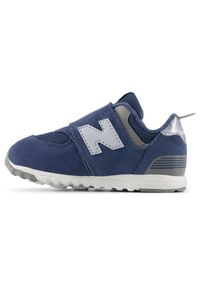 Buty niemowlęce New Balance I5742MJ – niebieskie. Okazja: na co dzień. Zapięcie: rzepy. Kolor: niebieski. Materiał: guma, syntetyk, materiał. Szerokość cholewki: normalna. Model: New Balance 574. Sport: turystyka piesza #3