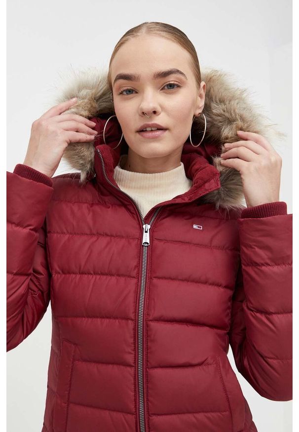 Tommy Jeans kurtka puchowa damska kolor bordowy zimowa. Kolor: czerwony. Materiał: puch. Sezon: zima