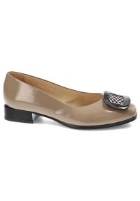Beżowe Czółenka Armodo Eleganckie Obuwie Damskie Z Ozdobną Broszką. Kolor: beżowy. Materiał: jeans, materiał. Obcas: na obcasie. Styl: elegancki. Wysokość obcasa: średni #5