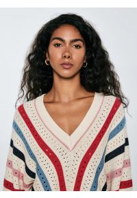 Big-Star - Sweter damski ażurowy w kolorowe paski kremowy Vika 102. Okazja: na co dzień. Kolor: kremowy. Materiał: bawełna, wiskoza. Długość: krótkie. Wzór: paski, ażurowy, kolorowy. Styl: casual
