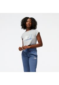 Koszulka damska New Balance WT31817AG – szara. Kolor: szary. Materiał: materiał, bawełna, poliester. Długość rękawa: krótki rękaw. Długość: krótkie. Wzór: napisy