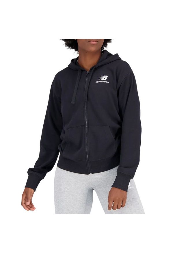 Bluza New Balance WJ31530BK - czarna. Typ kołnierza: kaptur. Kolor: czarny. Materiał: tkanina, poliester, bawełna. Wzór: nadruk. Styl: sportowy, klasyczny
