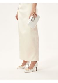 Kazar - Białe czółenka ślubne z dużą biżuteryjną ozdobą. Okazja: na ślub cywilny, na wesele. Kolor: biały. Materiał: tkanina. Wzór: aplikacja. Styl: elegancki, klasyczny #2