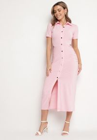 Born2be - Różowa Sukienka Koszulowa z Wycięciami w Talii i i Marszczeniami Zapinana na Guziki Quvlea. Okazja: na co dzień. Kolor: różowy. Materiał: wiskoza, jeans. Typ sukienki: koszulowe. Styl: casual #1