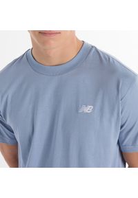 Koszulka męska New Balance MT41509DUS – niebieska. Kolor: niebieski. Materiał: bawełna, dresówka. Długość rękawa: krótki rękaw. Długość: krótkie. Wzór: haft #5
